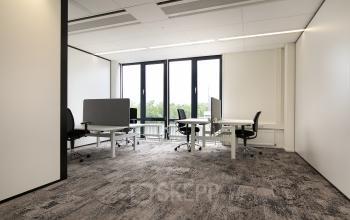Moderne kantoorruimte op Rijnzathe 6, De Meern met drie bureaus en ergonomische stoelen, ideaal voor bedrijven die kantoorruimte willen huren. Grote ramen zorgen voor veel natuurlijk licht.