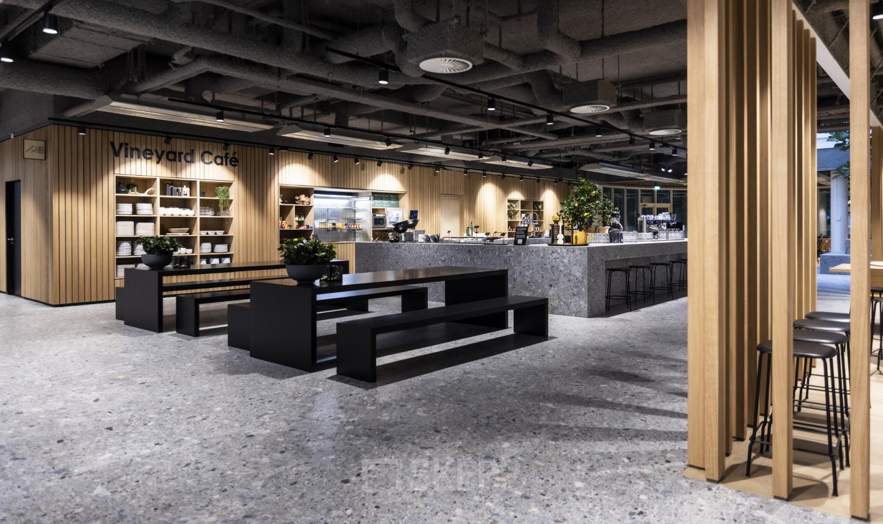 Stijlvolle en moderne pantry met houten elementen in een kantoorpand op Rijnzathe 6, De Meern. Ideale plek voor een pauze of informeel overleg in een kantoorruimte huren.