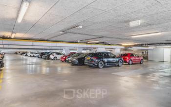 Grote parkeergarage in kantoorpand aan Rijnzathe 12, De Meern, ideaal voor kantoorruimte huren met ruime parkeeropties.