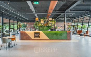 Moderne en stijlvolle kantoorruimte met een ruime open indeling op Rijnzathe 12, De Meern, ideaal om te huren voor zakelijke bijeenkomsten met diverse zitmogelijkheden en veel natuurlijk licht.