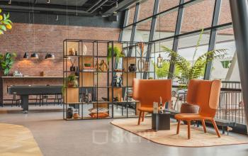 Moderne kantoorruimte te huur in De Meern met stijlvolle zitplekken, decoratieve scheidingswand en grote ramen. Het kantoorpand op Rijnzathe 12 biedt een inspirerende omgeving voor creatief werken.