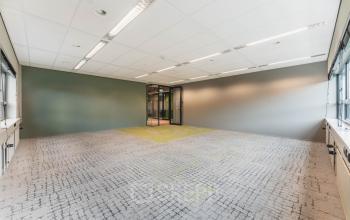 Kantoorruimte huren aan Rijnzathe 12 in De Meern, met neutrale muren en een tapijtpatroon. Grote ramen zorgen voor veel natuurlijk licht in het kantoorpand.