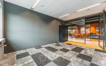 Ruime, ongemeubileerde kantoorruimte in kantoorpand op Rijnzathe 12, De Meern met tapijt en glazen wand. Perfect voor huren en optimaal benutten van de omgeving voor zakelijke activiteiten.