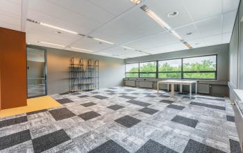Kantoorruimte huren aan Rijnzathe 12 in De Meern met veel daglicht en strak vloerpatroon, ideaal voor flexibele inrichting. Geschikt voor creatieve werkplekoplossingen in een modern kantoorpand.