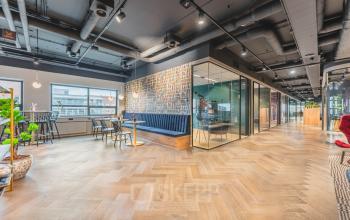 Moderne kantoorruimte huren op Rijnzathe 12, De Meern met stijlvol interieur en opvallende glaswanden. Geschikt voor diverse zakelijke activiteiten.