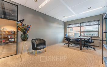 Stijlvolle kantoorruimte te huur op Rijnzathe 12, De Meern, met moderne inrichting en uitzicht naar buiten.