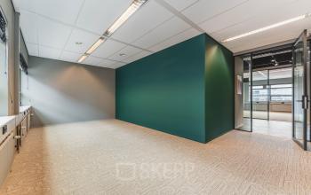 Het kantoorpand aan Rijnzathe 12 in De Meern biedt een ruime, lichte kantoorruimte te huur met moderne afwerking en veel natuurlijk licht. Perfect om jouw ideale werkomgeving te creëren.