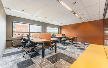 Kantoorruimte huren op Rijnzathe 12 in De Meern met moderne bureaus en comfortabele stoelen. Grote ramen bieden veel natuurlijk licht en een inspirerend uitzicht.