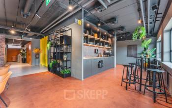 Moderne kantoorruimte te huur op Rijnzathe 12 in De Meern, met stijlvolle pantry en zitgedeelte, ideaal voor informele werkmomenten.