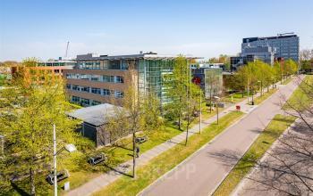 Buitenzijde van het kantoorpand gelegen op Delftechpark 17-19 in Delft, omgeven door groen, ideaal voor kantoorruimte huren in een innovatieve omgeving.