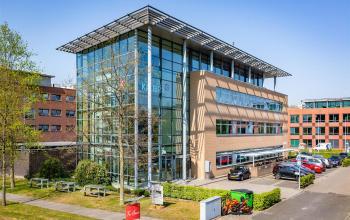 Modern kantoorpand op Delftechpark 17-19 in Delft, met grote ramen en omringende parkeergelegenheid. Ideaal voor bedrijven die kantoorruimte willen huren in een dynamische omgeving.