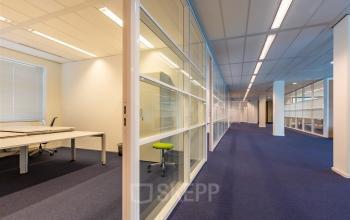 Kantoorpand op Delftechpark 17-19 in Delft biedt moderne kantoorruimte met glazen wanden en blauwe vloerbedekking. Voorzien van ruime werkomgeving en flexibel in te richten voor diverse zakelijke behoeften.