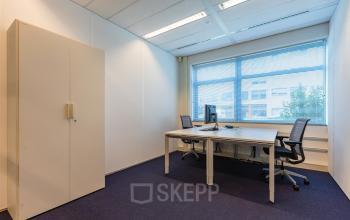 Kantoorruimte huren op Delftechpark 17-19 in Delft. De ruimte is licht en efficiënt, voorzien van bureaus en comfortabele stoelen, ideaal voor productiviteit. Grote ramen bieden een stijlvolle, inspirerende blik naar buiten.