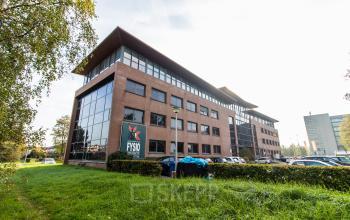 Modern kantoorpand aan de Marshalllaan 2 in Delft met grote ramen en een opvallend architectonisch ontwerp. Ideaal voor wie kantoorruimte wil huren in een goed bereikbaar deel van de stad.