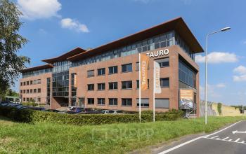 Modern kantoorpand gelegen aan de Marshalllaan 2 in Delft. Het gebouw heeft een bakstenen gevel met grote ramen en weerspiegelt een gunstige locatie voor kantoorruimte huren.