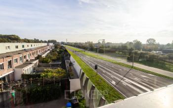 Uitzicht vanaf Marshalllaan 2 in Delft, met een weg en aangrenzende woningen. Geen mensen zichtbaar. Geschikt voor kantoorruimte huren met gunstige ligging.