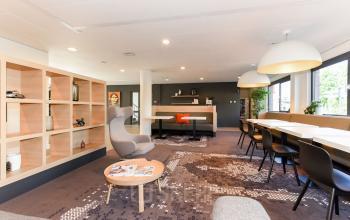 Ruime en moderne kantoorruimte in Delft op Marshalllaan 2, met comfortabele zitgelegenheden en bureaus. Perfect voor wie een kantoorpand wil huren voor diverse werkactiviteiten.