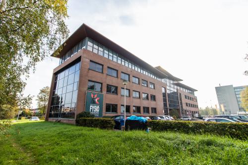 Modern kantoorpand aan de Marshalllaan 2 in Delft met grote ramen en een opvallend architectonisch ontwerp. Ideaal voor wie kantoorruimte wil huren in een goed bereikbaar deel van de stad.