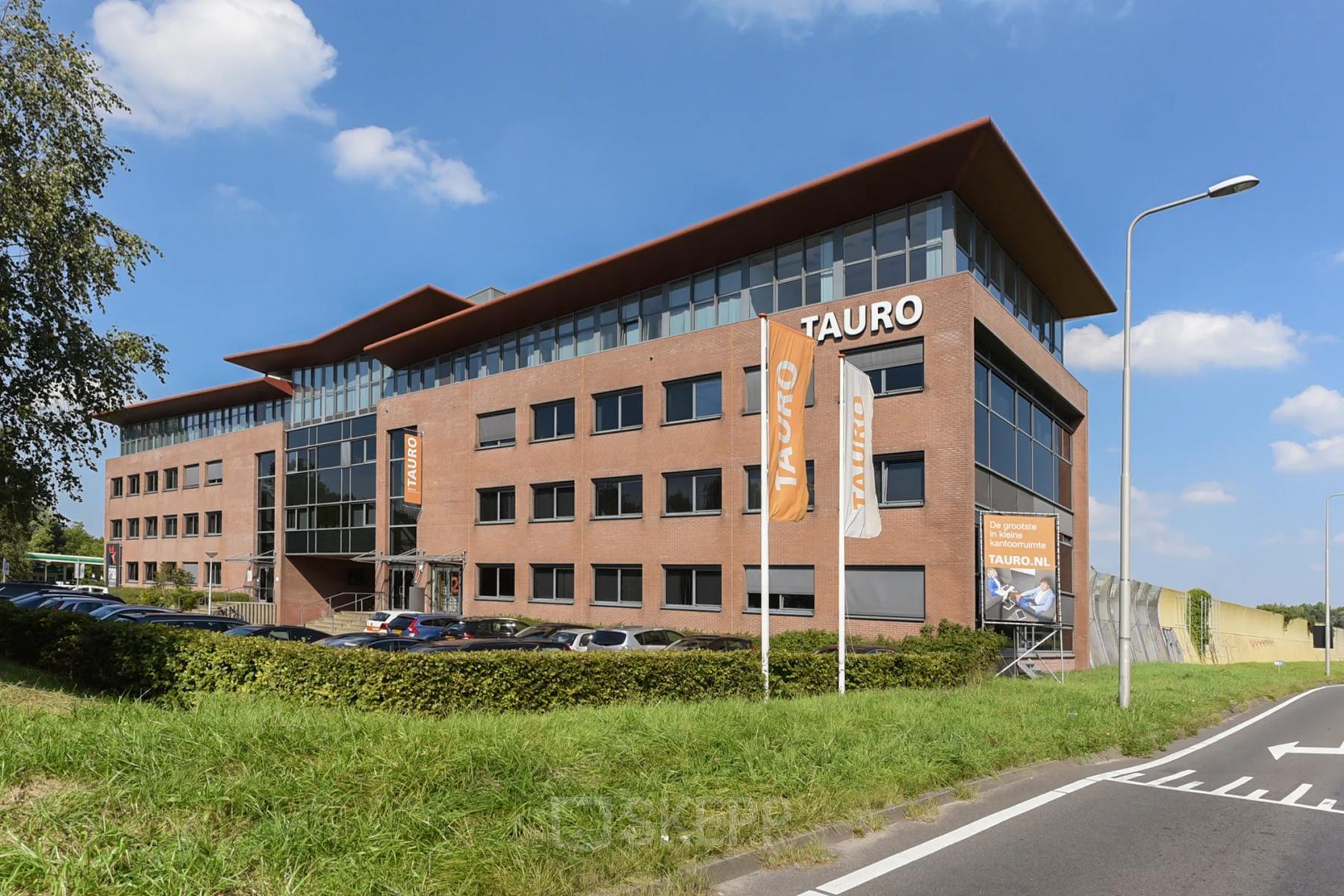 Modern kantoorpand gelegen aan de Marshalllaan 2 in Delft. Het gebouw heeft een bakstenen gevel met grote ramen en weerspiegelt een gunstige locatie voor kantoorruimte huren.