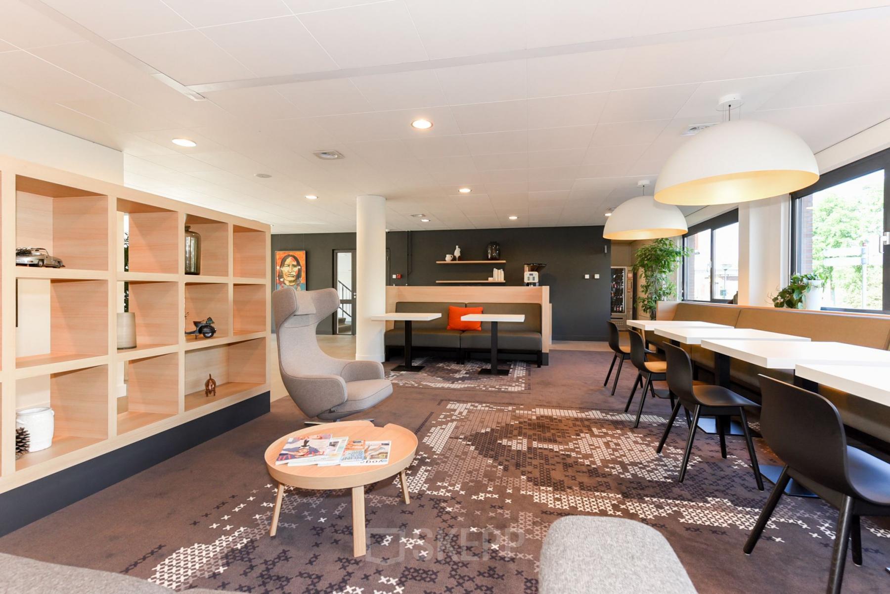 Ruime en moderne kantoorruimte in Delft op Marshalllaan 2, met comfortabele zitgelegenheden en bureaus. Perfect voor wie een kantoorpand wil huren voor diverse werkactiviteiten.
