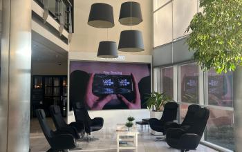 Moderne entree van een kantoorpand aan de Olof Palmestraat 10 in Delft, met stijlvolle zitplaatsen en grote ramen. Ideaal voor bedrijven die kantoorruimte willen huren.