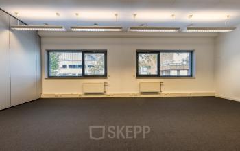 Kantoorruimte te huur op Delftechpark 9, Delft, met grote ramen die veel daglicht binnenlaten en een neutrale vloer, ideaal voor diverse kantoorinrichtingen.