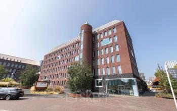 Kantoorgebouw op Willemsplein 2 in Den Bosch met markante ronde toren en bakstenen gevel. Ideale locatie voor kantoorruimte huren met ruime parkeergelegenheid.