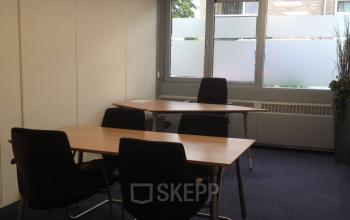 Kantoorruimte huren in het kantoorpand aan de Eemweg 1-9, Den Bosch, met bureaus en stoelen, grote ramen voor natuurlijke lichtinval.