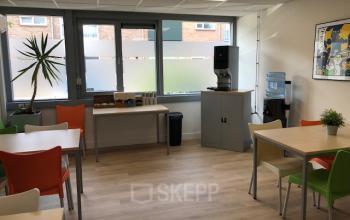 Kantoorruimte huren aan de Eemweg 1-9 in Den Bosch, met tafels, stoelen, planten en een koffiemachine, licht en modern ingericht.