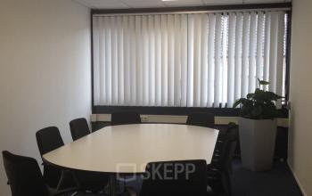 Moderne vergaderruimte in kantoorpand aan Eemweg 1-9 in Den Bosch met grote tafel en comfortabele stoelen.