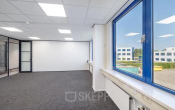 Heldere kantoorruimte met blauw-wit interieur aan de Europalaan 4, Den Bosch, geschikt voor bedrijven die op zoek zijn naar een moderne werkplek om te huren.