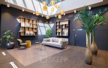 Ruim en stijlvol kantoorpand aan Europalaan 4, Den Bosch, met moderne inrichting, veel natuurlijk licht en stijlvolle meubels. Ideaal voor kantoorruimte huren met mogelijkheden voor diverse zakelijke activiteiten.