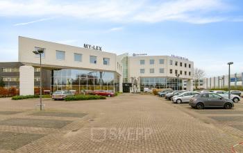 Kantoorpand aan de Europalaan 6 in Den Bosch met moderne uitstraling en ruime parkeergelegenheid, ideaal voor bedrijven die kantoorruimte willen huren.