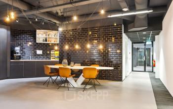 Moderne kantoorpand in Den Bosch met eigentijdse inrichting. Gezellige zitruimte met stijlvolle verlichting en comfortabele stoelen rond een tafel. Ideaal voor kantoorruimte huren op Europalaan 6.