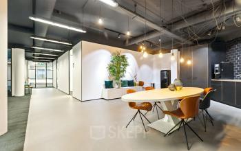 Moderne kantoorruimte te huur aan de Europalaan 6 in Den Bosch, met stijlvolle verlichting en comfortabele werkplekken. Perfect voor zakelijke professionals die op zoek zijn naar een inspirerende kantoorpand omgeving.