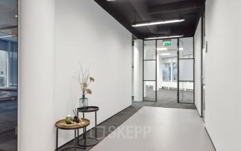 Moderne gang in een kantoorpand op Europalaan 6, Den Bosch, met strak design en stalen deuren. Geschikt voor kantoorruimte huren.
