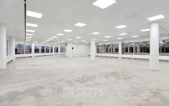 Ruime en heldere kantoorpand op Europalaan 6, Den Bosch. Grote ramen zorgen voor veel natuurlijk licht. Ideaal voor wie kantoorruimte huren wil. Ongemeubileerd en geschikt voor diverse indelingen.