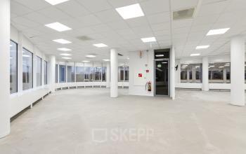 Lichte, ruime kantoorruimte met grote ramen, centraal gelegen op Europalaan 6 in Den Bosch, ideaal om te huren voor zakelijke activiteiten.