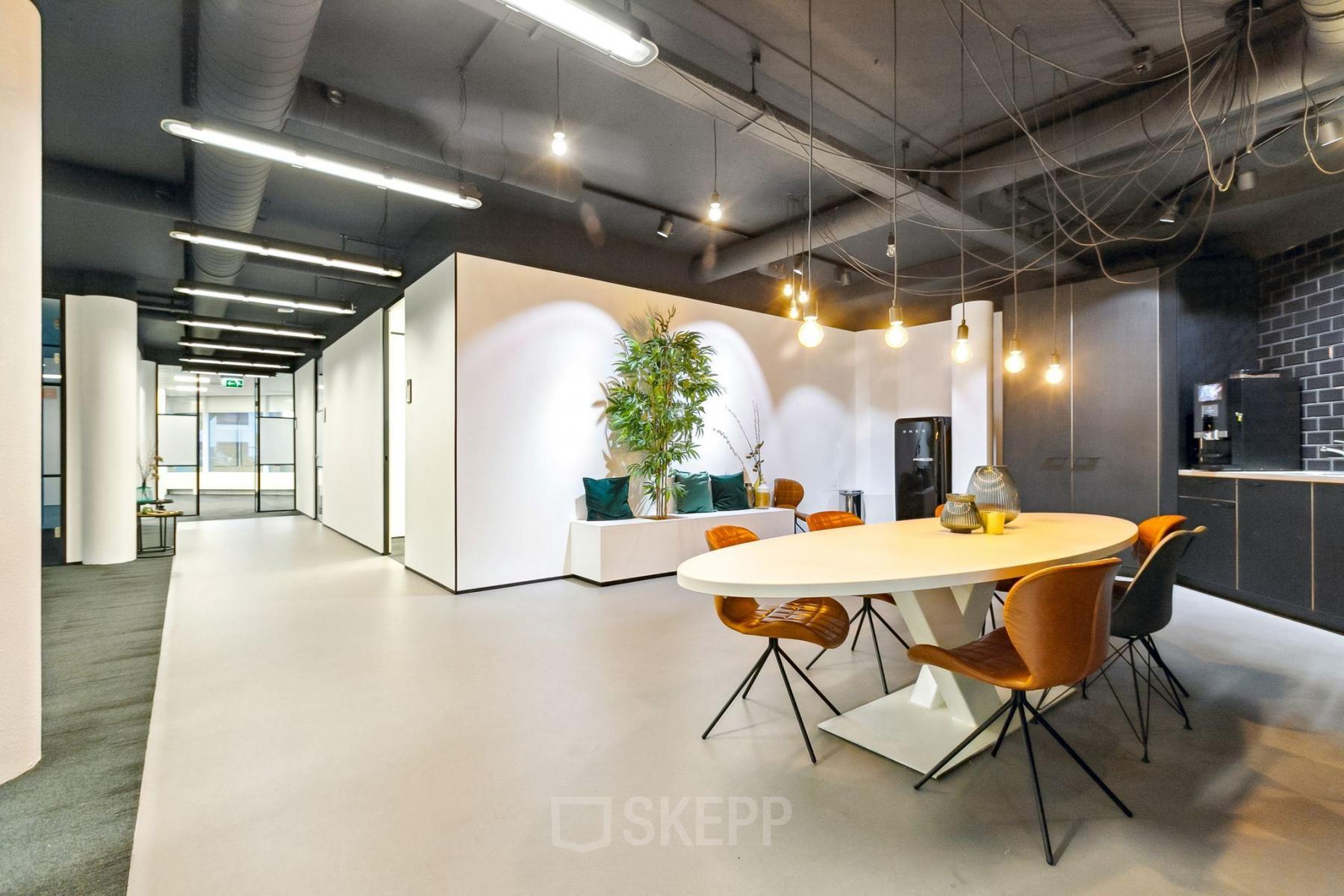 Moderne kantoorruimte te huur aan de Europalaan 6 in Den Bosch, met stijlvolle verlichting en comfortabele werkplekken. Perfect voor zakelijke professionals die op zoek zijn naar een inspirerende kantoorpand omgeving.