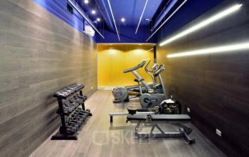 Moderne fitnessruimte in kantoorpand op Amerikastraat 3, Den Bosch, met fitnessapparatuur en gewichten voor werknemers om te gebruiken tijdens pauzes.