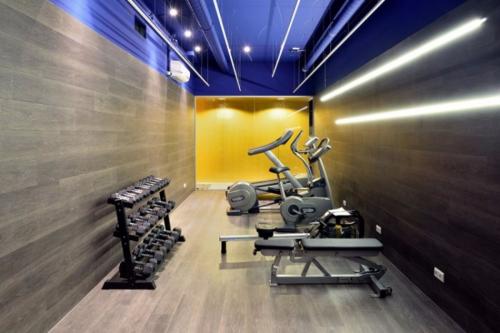 Moderne fitnessruimte in kantoorpand op Amerikastraat 3, Den Bosch, met fitnessapparatuur en gewichten voor werknemers om te gebruiken tijdens pauzes.