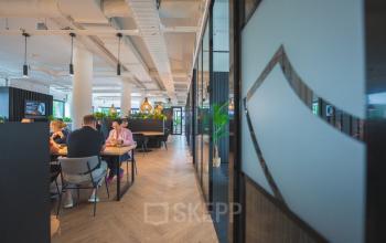 Zakelijke professionals gebruiken een moderne, gemeubileerde kantoorruimte aan de Hambakenwetering 1 in Den Bosch. Perfect voor wie een kantoor wil huren in een inspirerende omgeving.