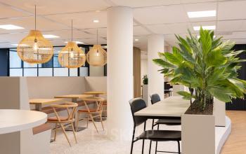 Huur inspirerende kantoorruimte in Den Bosch, modern ingericht met zitgedeeltes en sfeerverlichting. Ideaal voor vergaderingen of flexibele werkplekken.