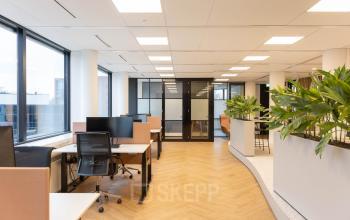 Ruime, moderne kantoorruimte in Den Bosch op Hambakenwetering 1, met werkplekken en veel natuurlijk lichtinval. Ideaal om een kantoor te huren in een licht en groene omgeving.