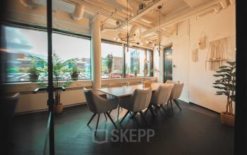 Kantoorruimte huren aan Hambakenwetering 1 in Den Bosch met moderne vergadertafel en comfortabele stoelen, veel natuurlijk licht en stijlvolle inrichting.