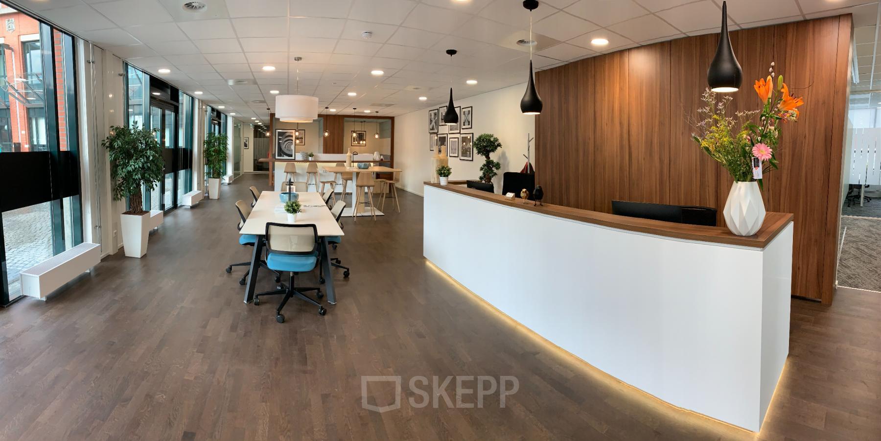 Moderne kantoorruimte met werkplekken en een receptie bij Stationsplein 91 in Den Bosch, ideaal voor bedrijven die een kantoor willen huren.