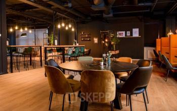 Gezellige kantoorruimte in Den Bosch met diverse zitmogelijkheden, warme verlichting en een eigentijdse inrichting te huur op Bruistensingel 400.