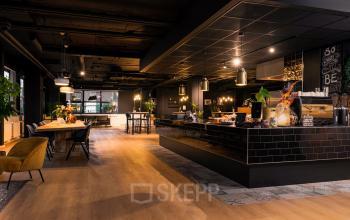 Moderne kantoorruimte huren op Bruistensingel 400 in Den Bosch met stijlvolle inrichting, planten en een uitnodigende sfeer. Ideaal voor ondernemers die een kantoorpand willen huren.