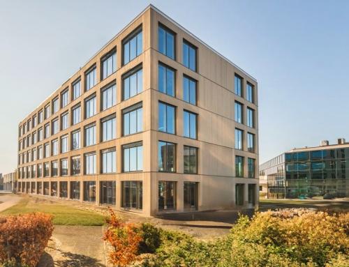 Modern kantoorpand aan de Hambakenwetering 1-kr in Den Bosch met grote ramen en nette uitstraling, geschikt voor bedrijven die kantoorruimte willen huren.