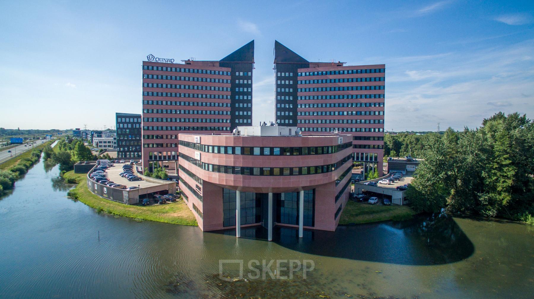 Exterieur van kantoorpand aan Utopialaan 22, Den Bosch, met moderne architectuur en ruime parkeermogelijkheden. Perfecte locatie voor het huren van kantoorruimte.